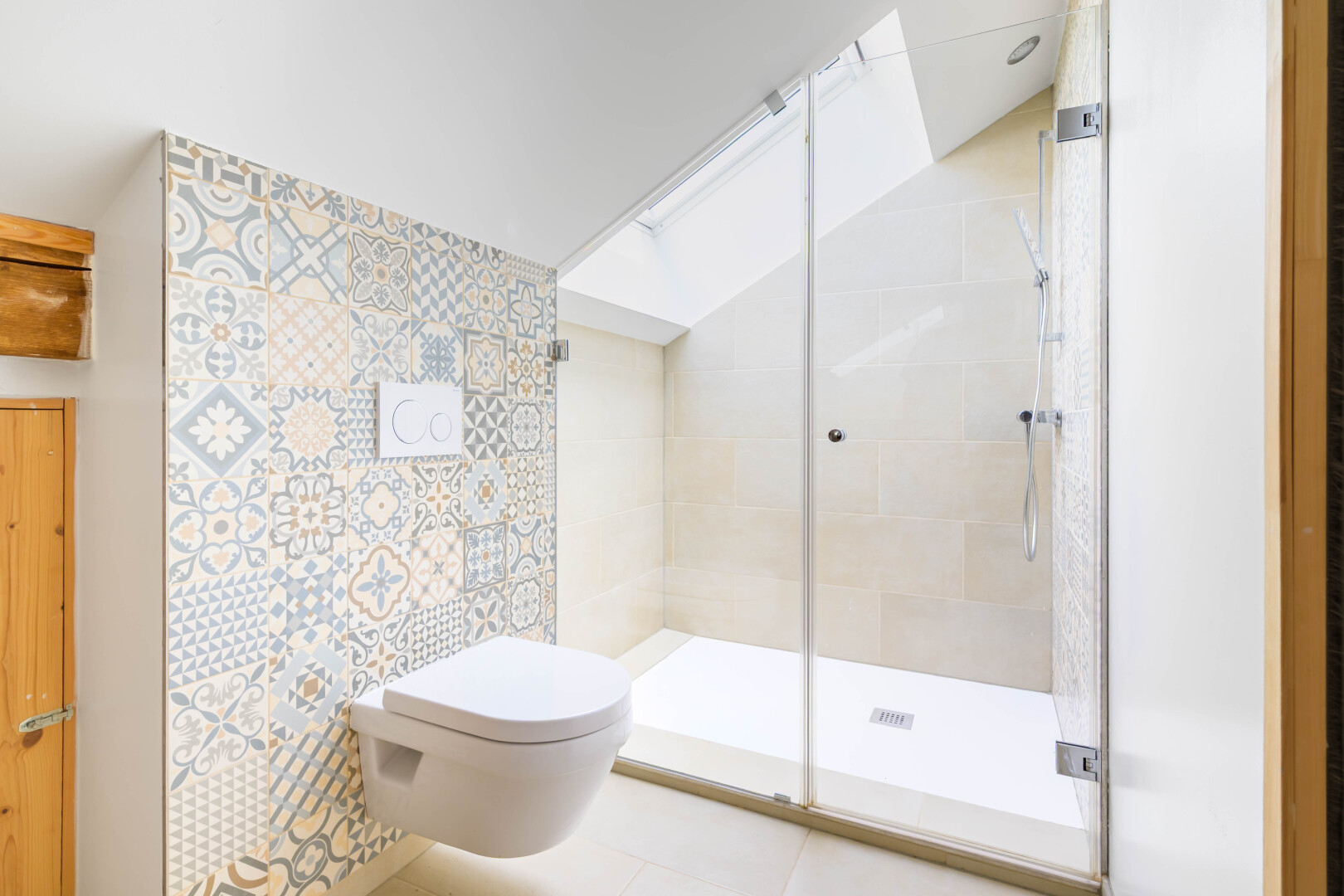 salle de bains avec inside property, douche, toilette, tile shower, et salle de bain complète