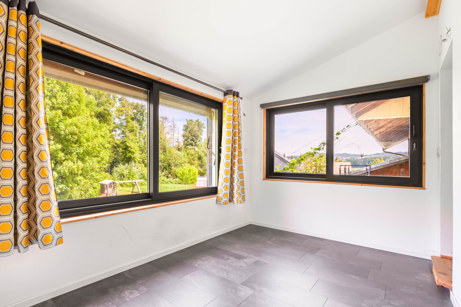 pièce vide avec vaulted ceiling, plafond voûté, natural light, lumière naturelle, et inside property