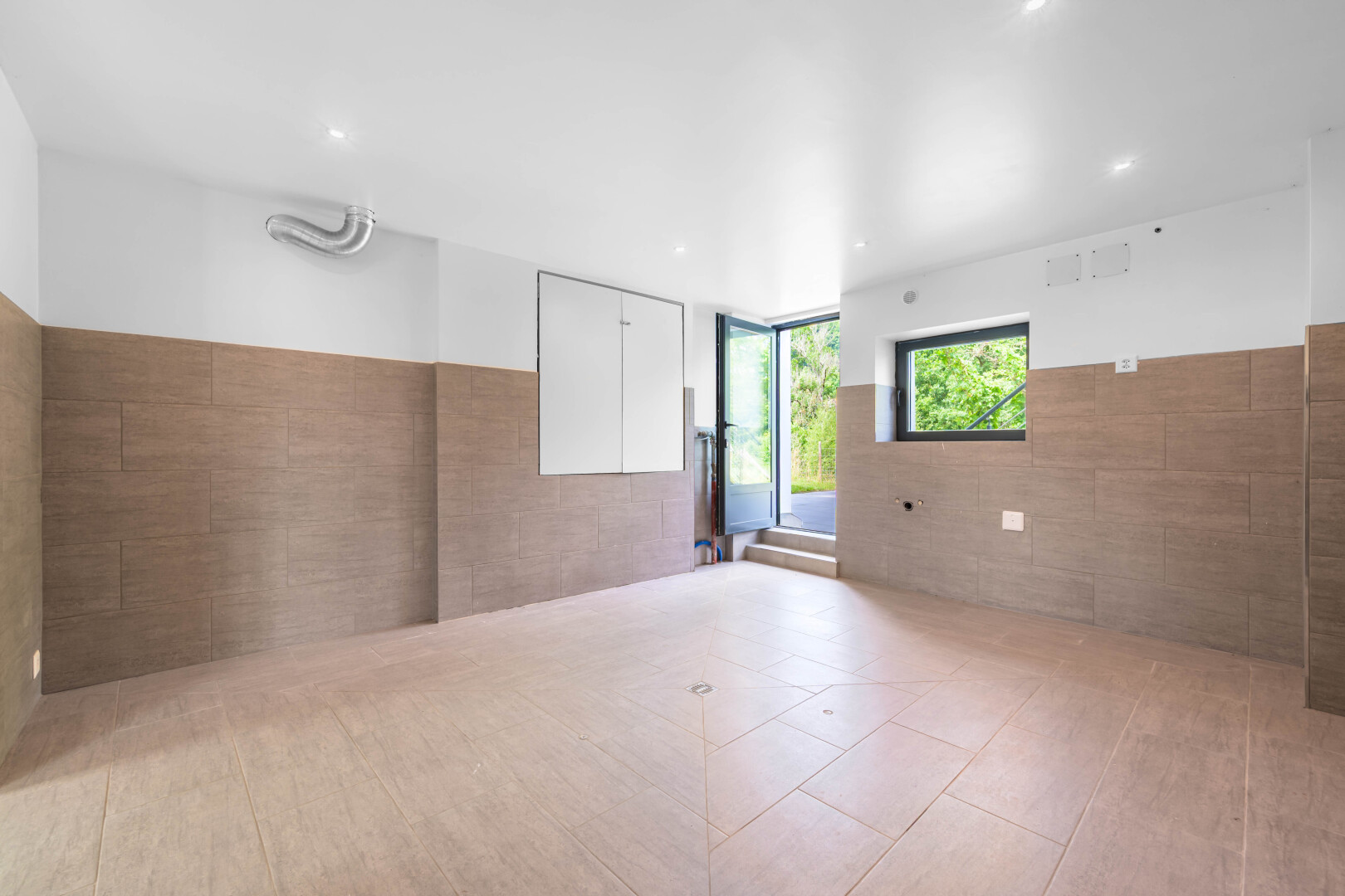 pièce vide avec natural light, lumière naturelle, inside property, tile wall, et mur en carrelage
