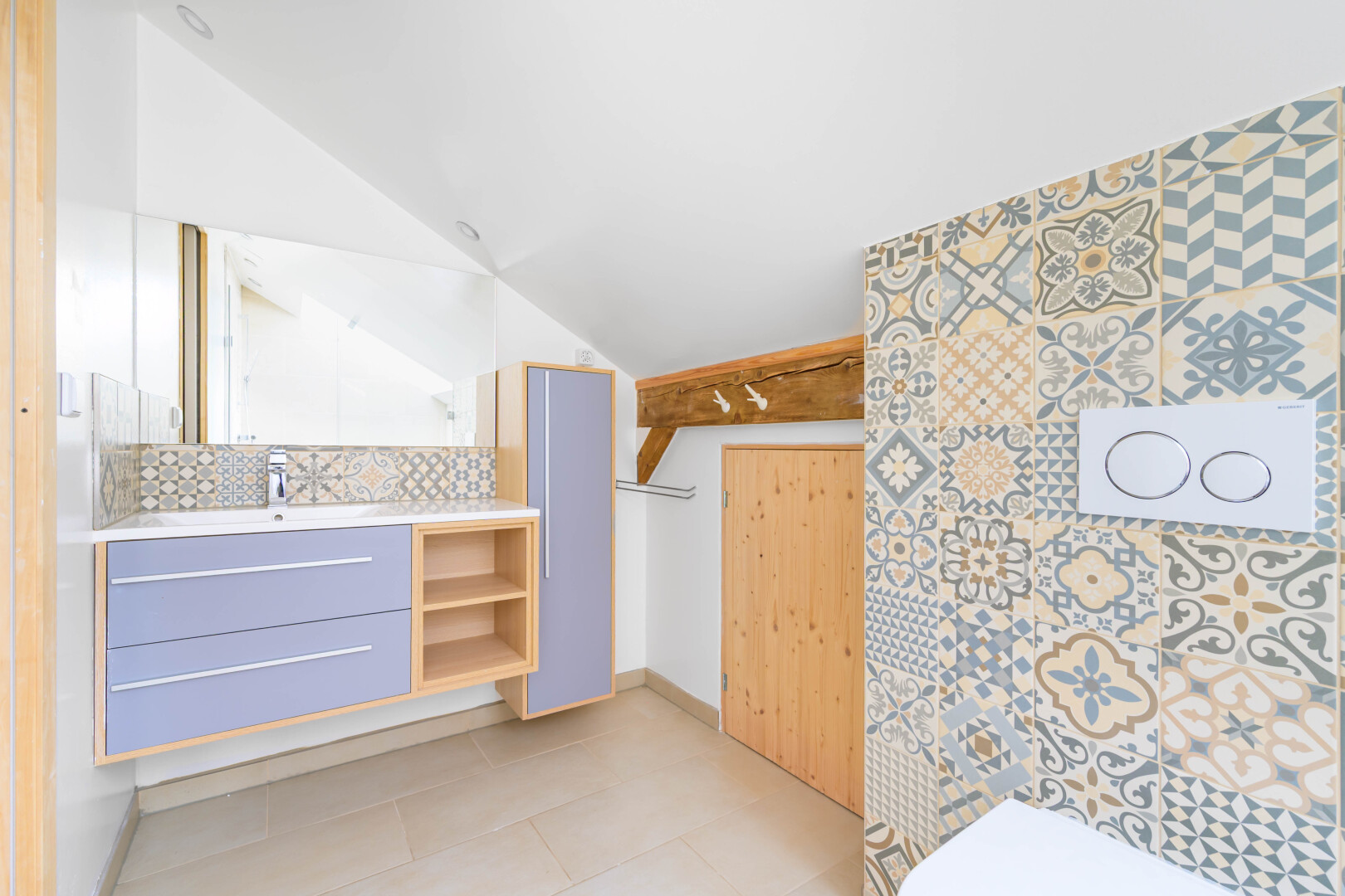 salle de bains avec vaulted ceiling, plafond voûté, lavabo (ou coiffeuse selon le contexte), inside property, et miroir