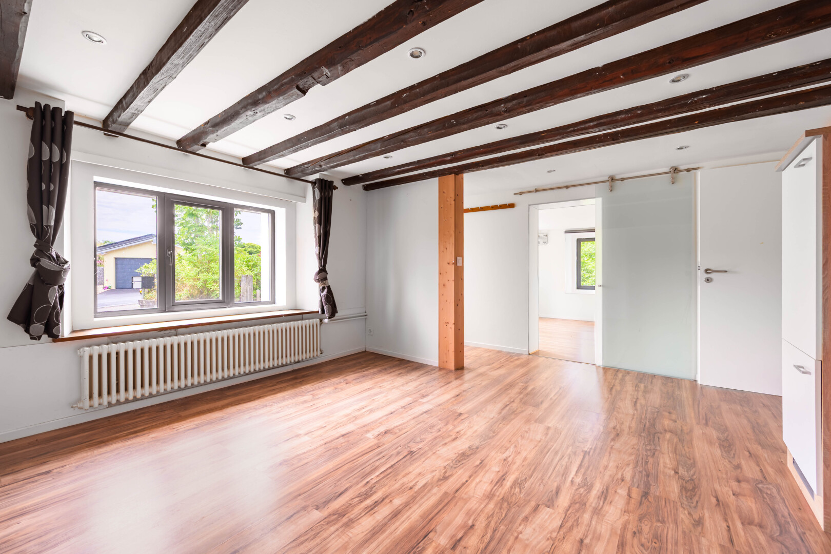 pièce vide avec radiateur, inside property, natural light, lumière naturelle, et wood finish floor