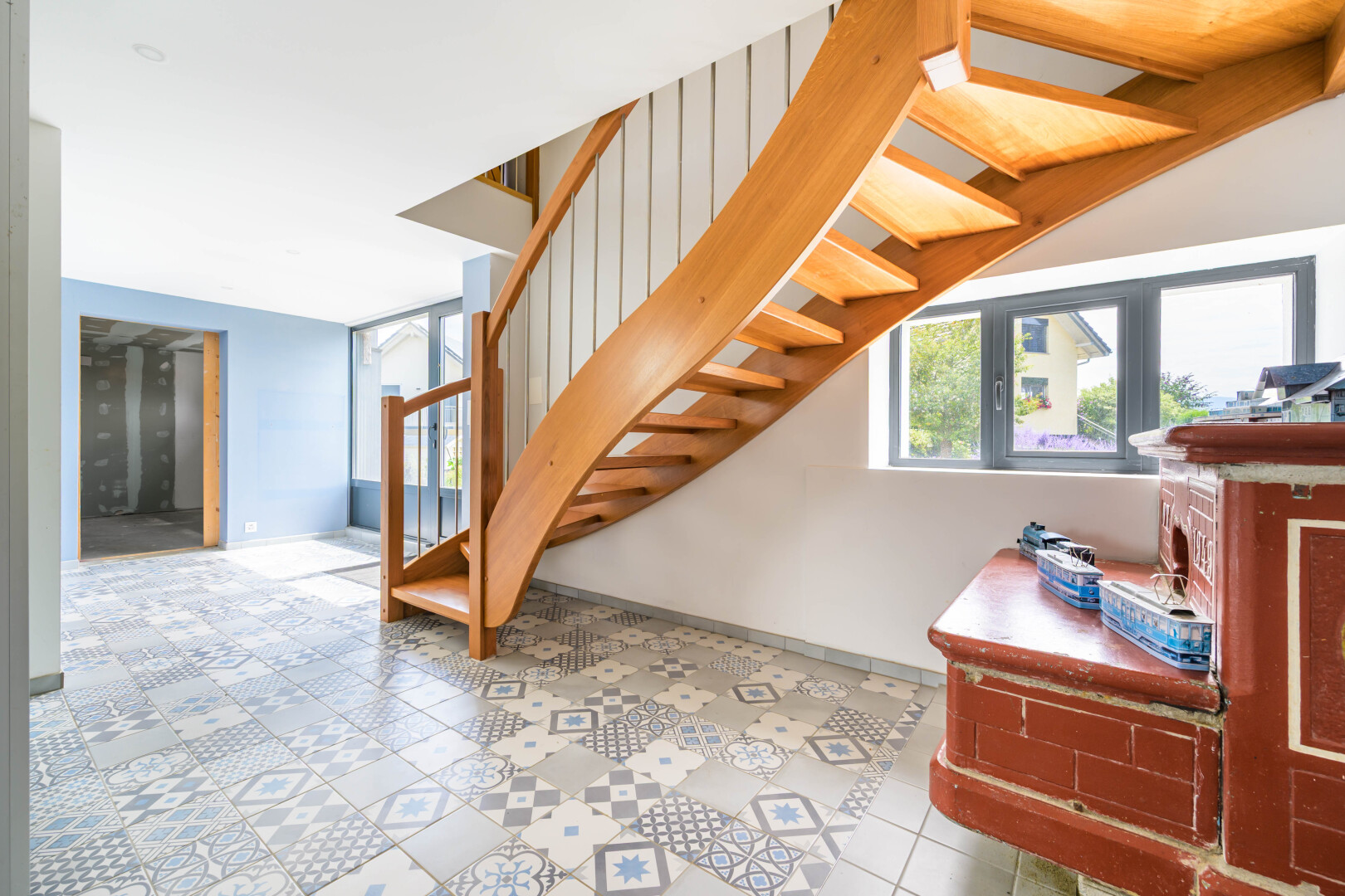 escaliers avec inside property, escaliers, drywall, cloison sèche, et natural light