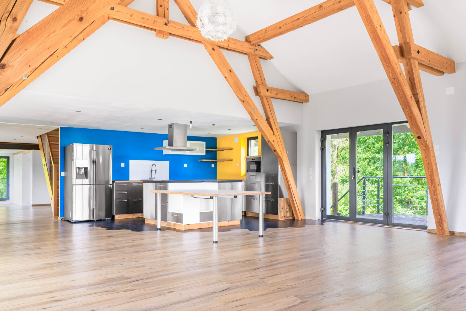 pièce vide avec wood finish floor, sol en finition bois, natural light, lumière naturelle, et drywall