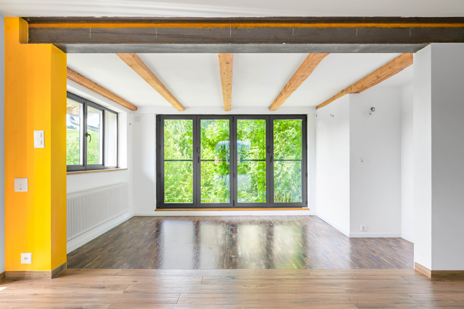 pièce vide avec wood finish floor, sol en finition bois, natural light, lumière naturelle, et drywall