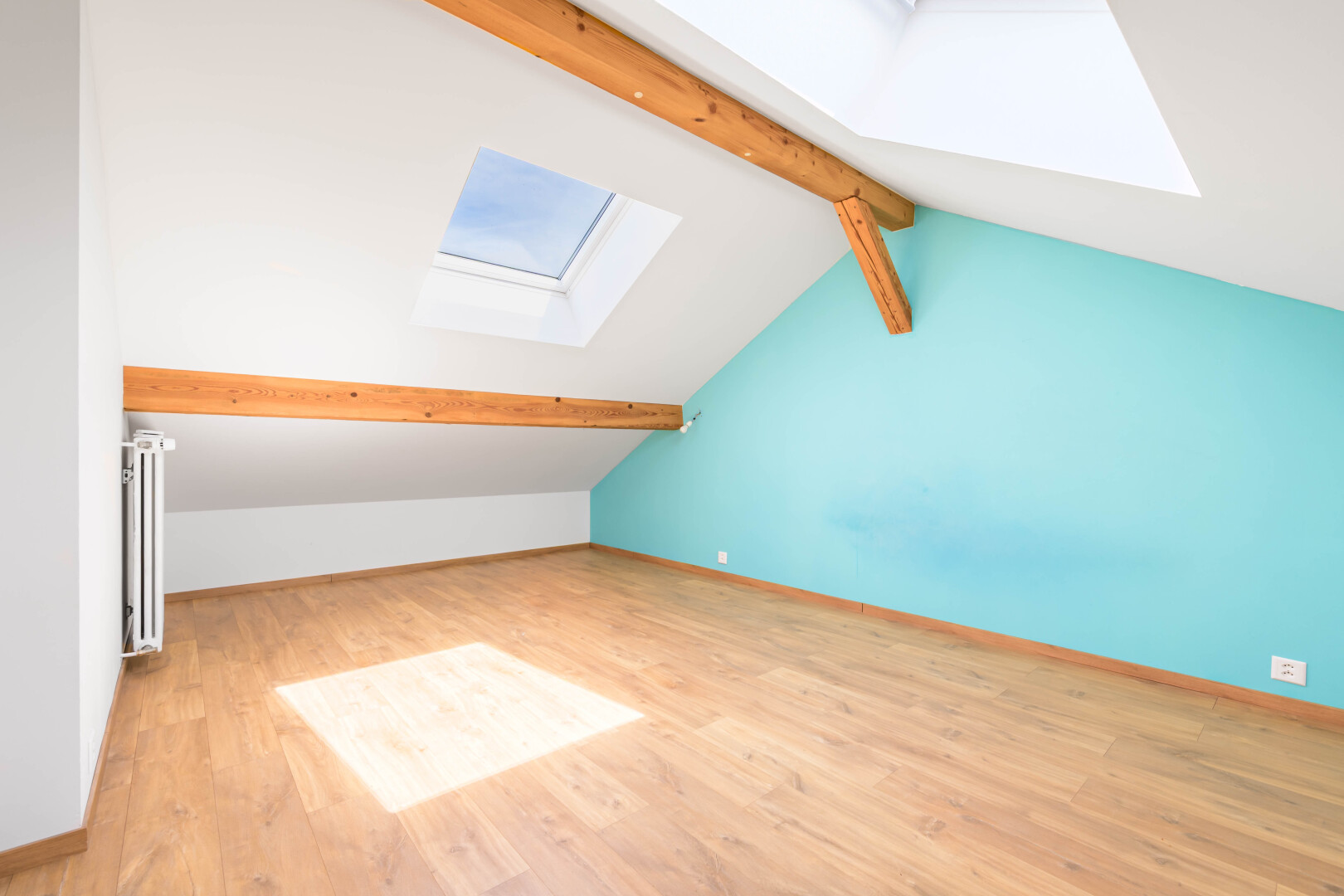 pièce vide avec puits de lumière, beamed ceiling, plafond à poutres, vaulted ceiling, et plafond voûté