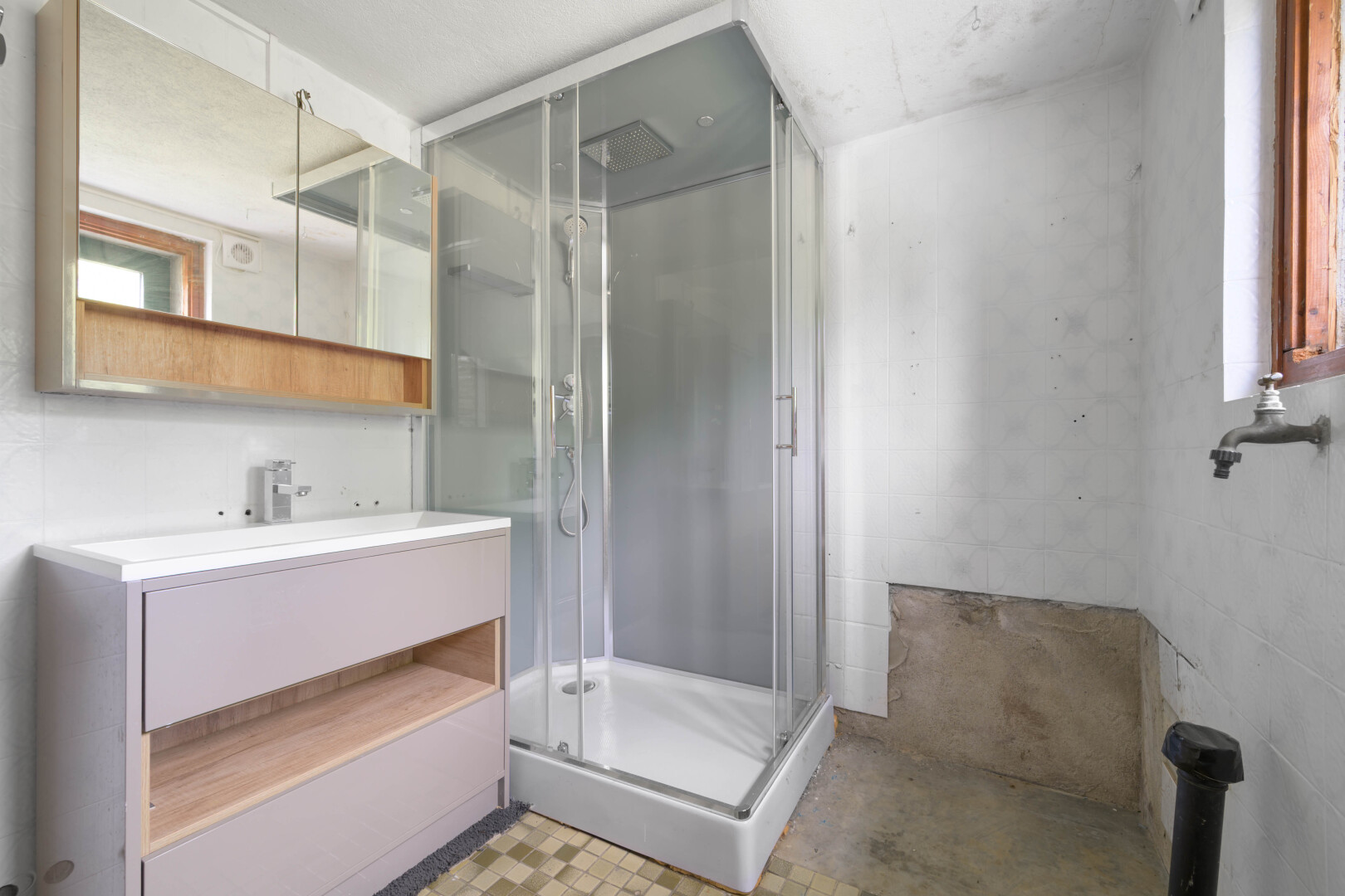 salle de bains avec douche, inside property, salle de bain complète, lavabo (ou coiffeuse selon le contexte), et miroir