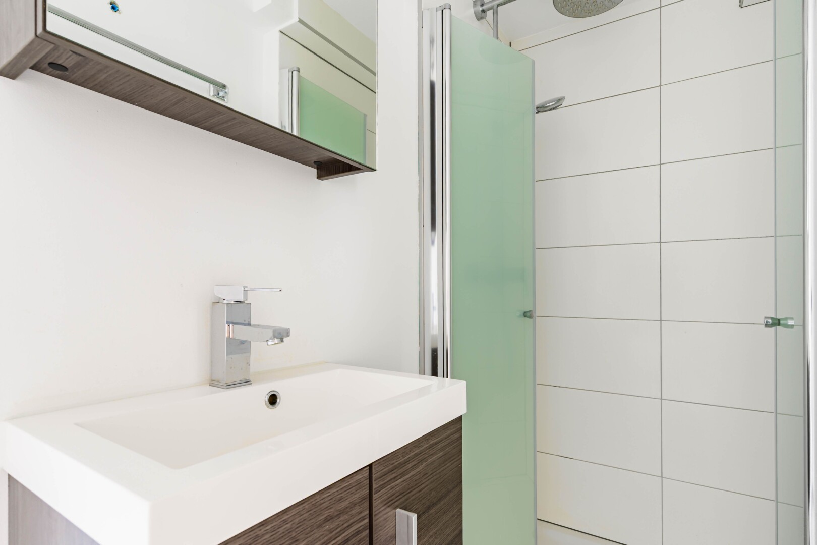 salle de bains avec douche, inside property, salle de bain complète, lavabo (ou coiffeuse selon le contexte), et drywall