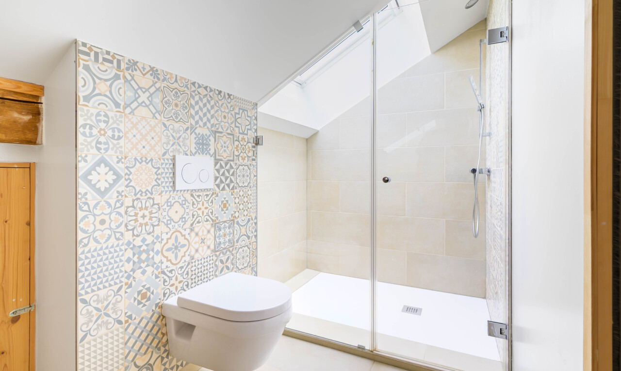 salle de bains avec inside property, douche, toilette, tile shower, et salle de bain complète