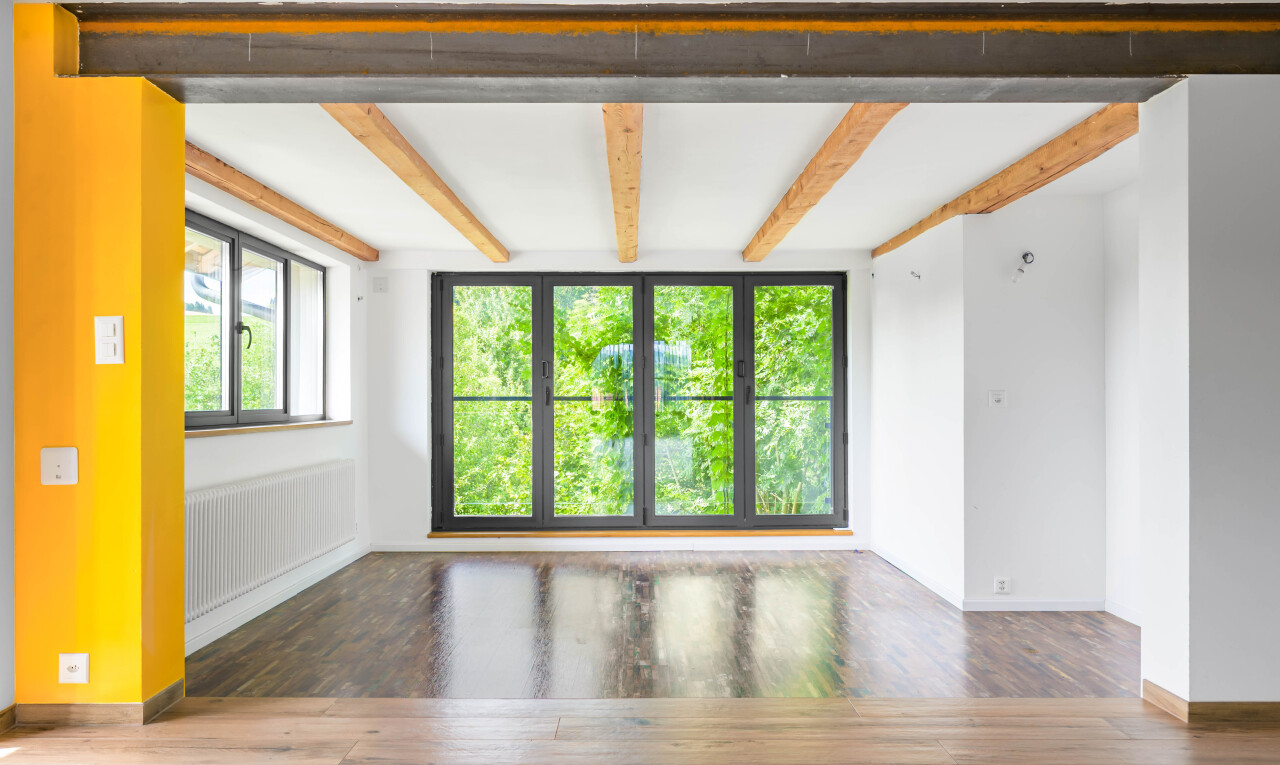 pièce vide avec wood finish floor, sol en finition bois, natural light, lumière naturelle, et drywall