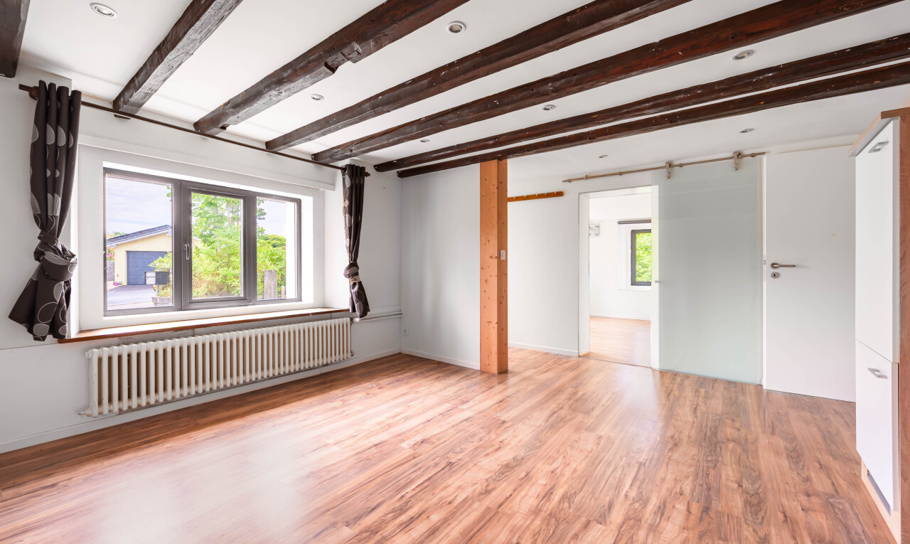 pièce vide avec radiateur, inside property, natural light, lumière naturelle, et wood finish floor