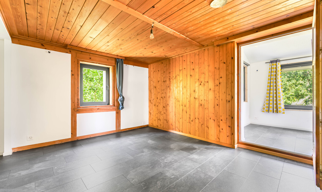 pièce vide avec inside property, wood ceiling, plafond en bois, natural light, et lumière naturelle