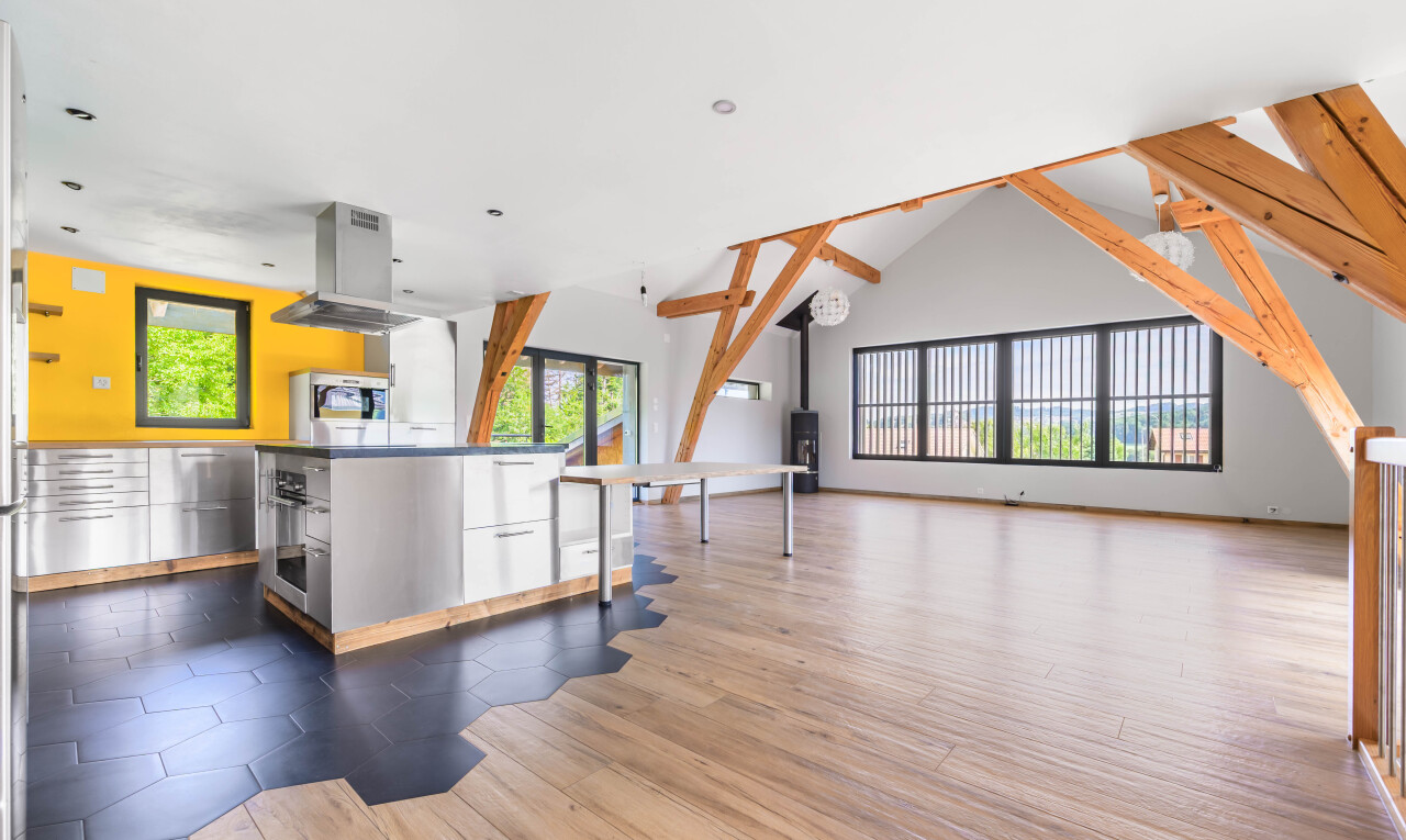espace intérieur avec natural light, lumière naturelle, inside property, drywall, et cloison sèche