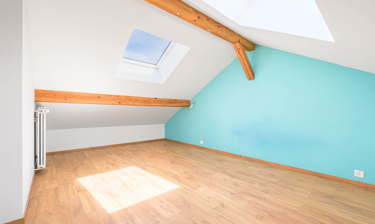 pièce vide avec puits de lumière, beamed ceiling, plafond à poutres, vaulted ceiling, et plafond voûté