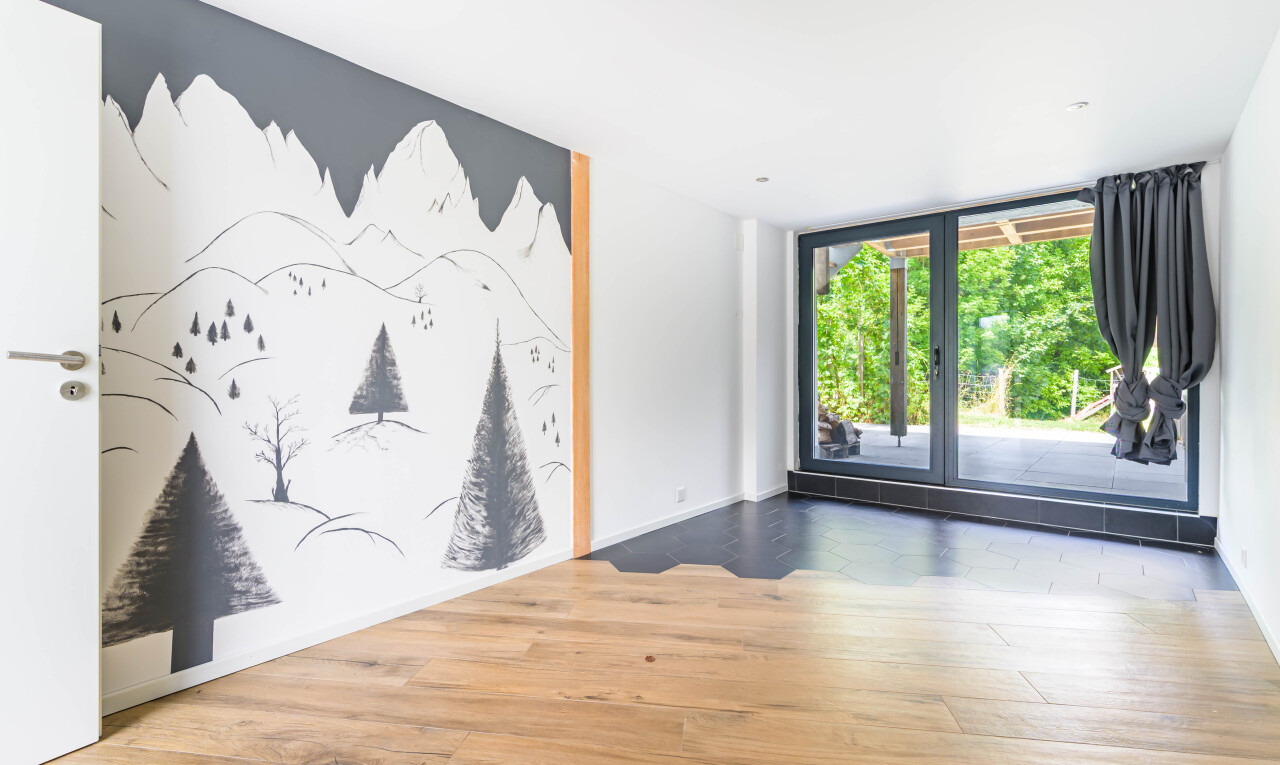 pièce vide avec wood finish floor, sol en finition bois, inside property, drywall, et cloison sèche