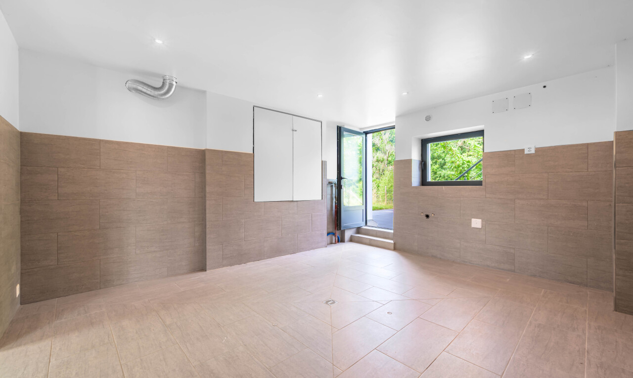 pièce vide avec natural light, lumière naturelle, inside property, tile wall, et mur en carrelage