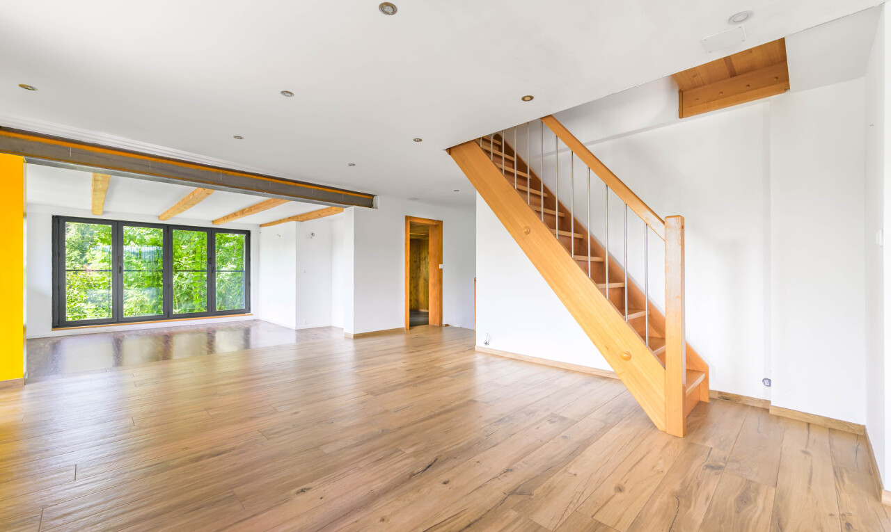 pièce vide avec wood finish floor, sol en finition bois, drywall, cloison sèche, et natural light