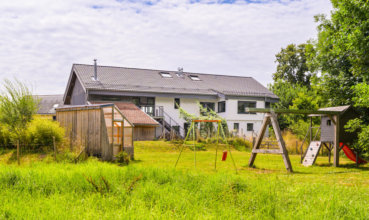 außenansicht mit property visible, gewächshaus, außenansicht, ziegeldach, und day time