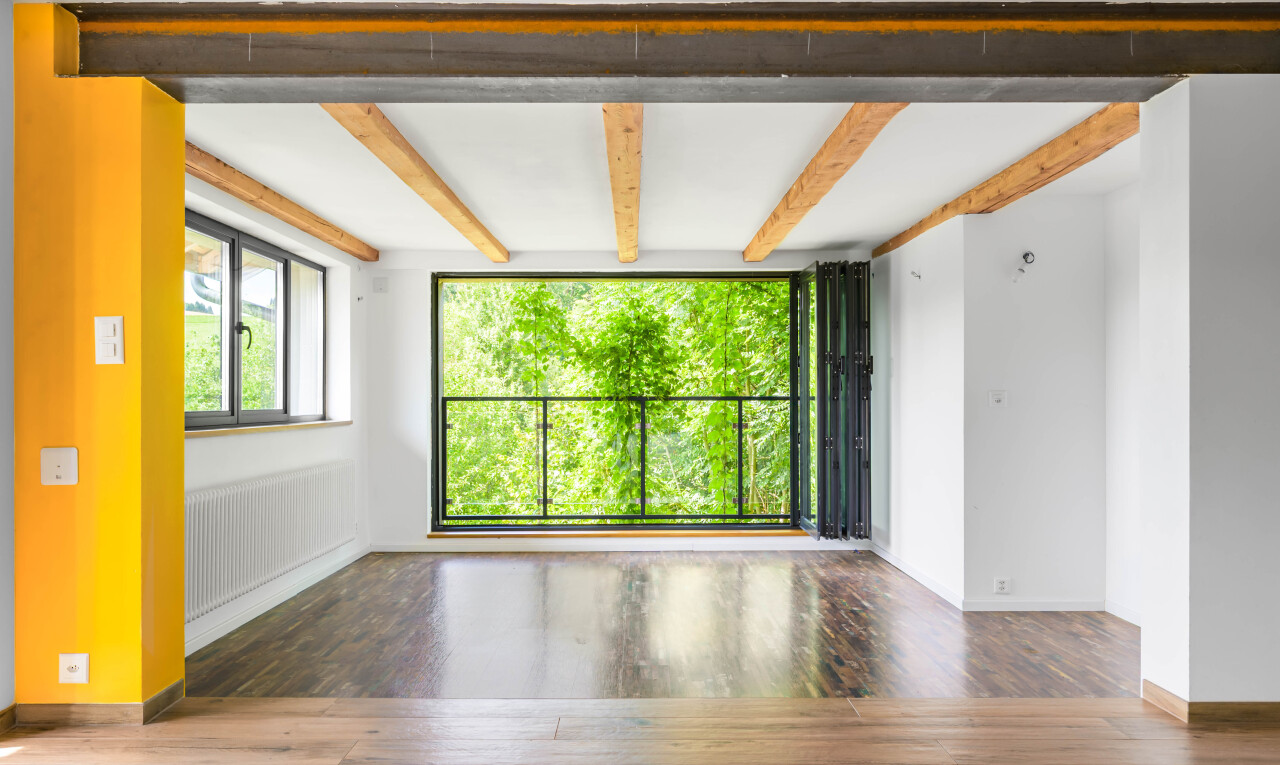 pièce vide avec wood finish floor, sol en finition bois, drywall, cloison sèche, et inside property