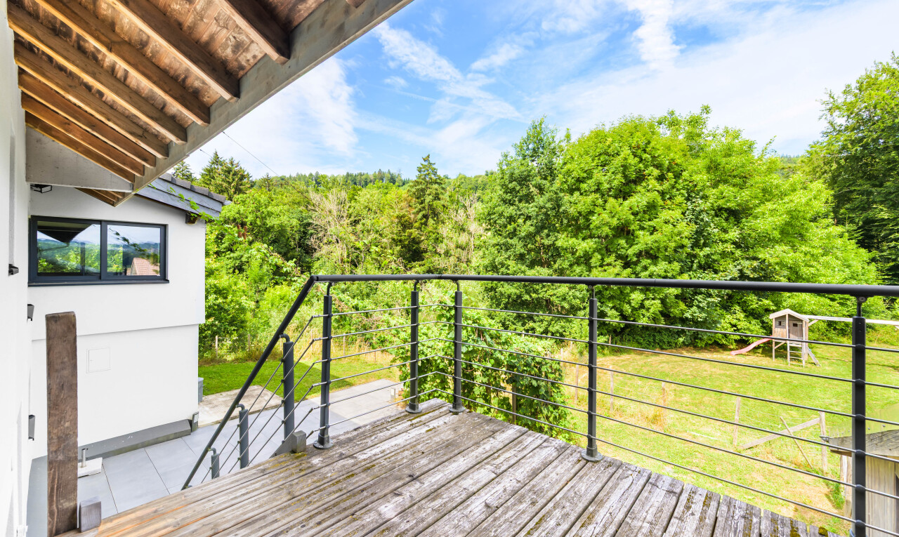 terrasse avec from property, day time, balcon, forest view, et vue sur la forêt