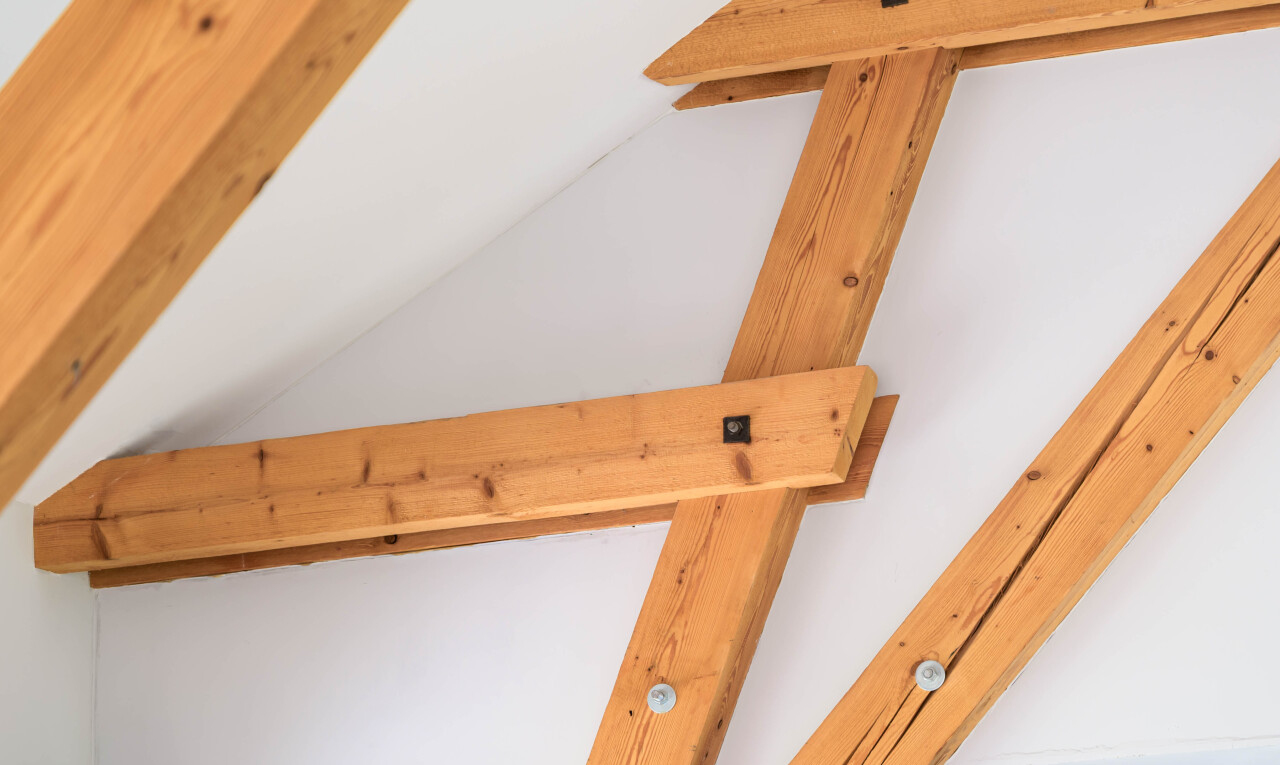 détails avec interior, beamed ceiling, plafond à poutres, drywall, et cloison sèche
