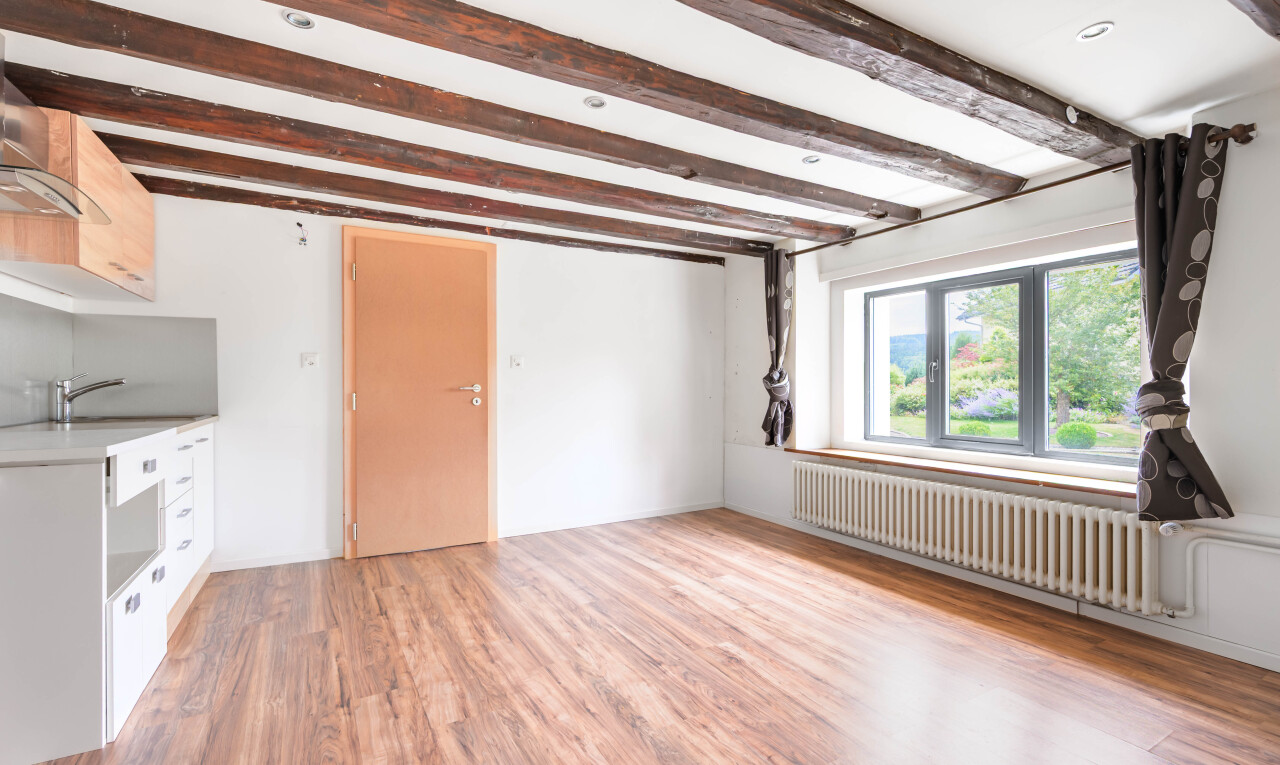 pièce vide avec natural light, lumière naturelle, inside property, radiateur, et wood finish floor