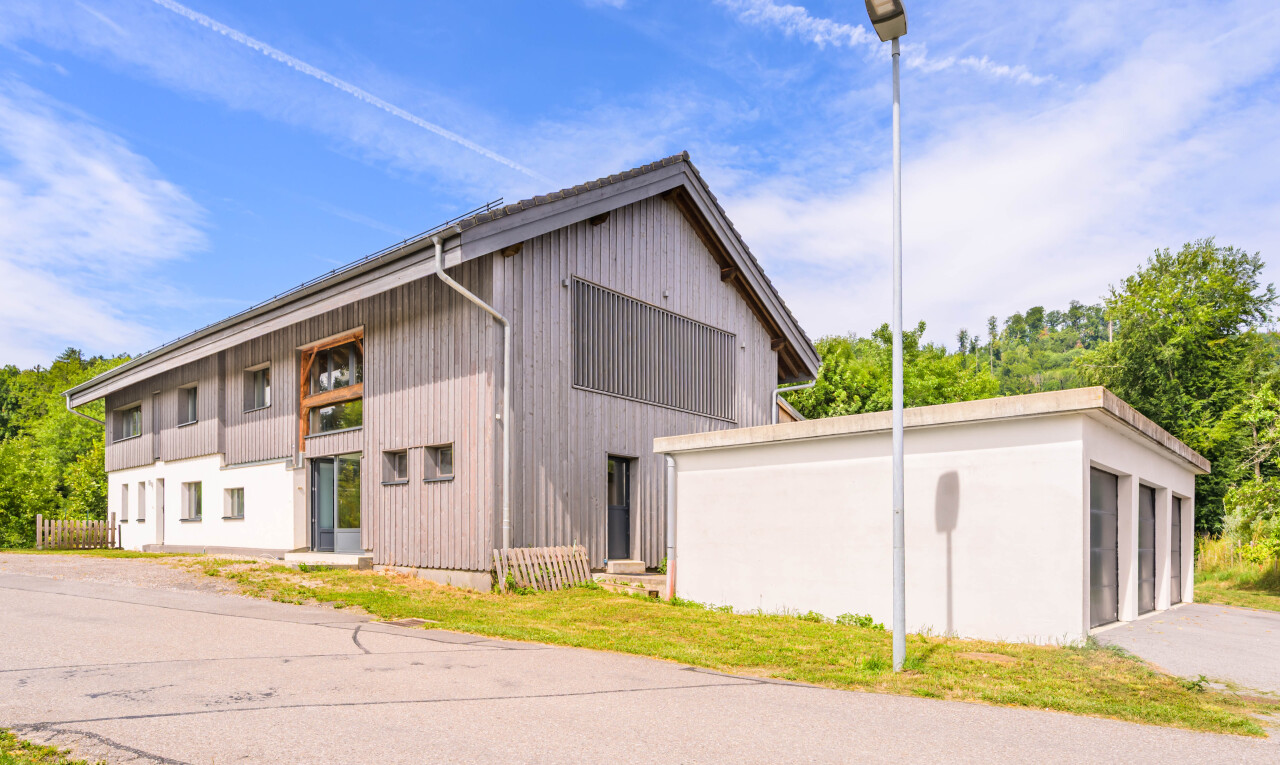 façade avec bardage vertical, property visible, day time, et garage détaché