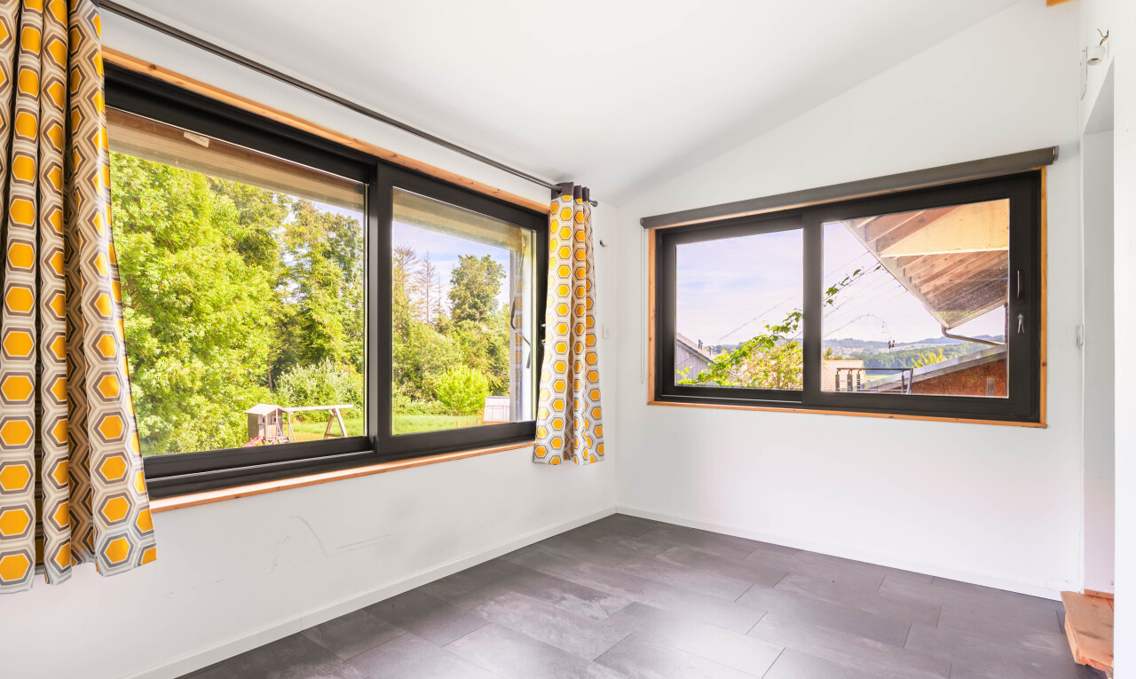 pièce vide avec vaulted ceiling, plafond voûté, natural light, lumière naturelle, et inside property
