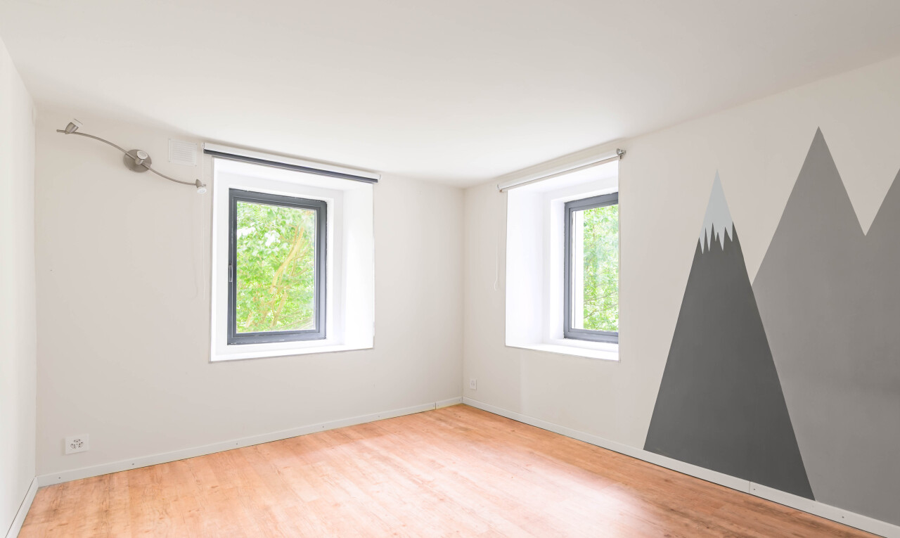 pièce vide avec natural light, lumière naturelle, drywall, cloison sèche, et inside property