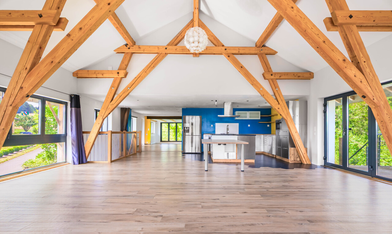 pièce vide avec natural light, lumière naturelle, cathedral ceiling, plafond cathédrale, et inside property