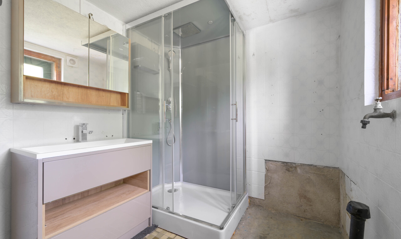 salle de bains avec douche, inside property, salle de bain complète, lavabo (ou coiffeuse selon le contexte), et miroir