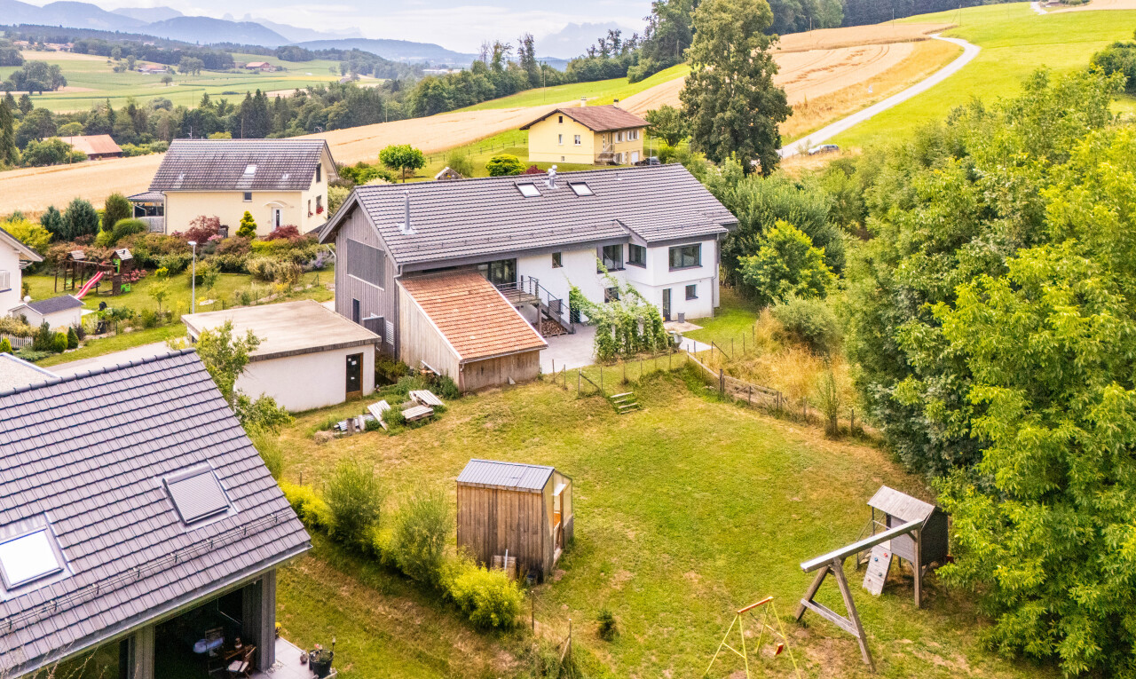 außenansicht mit property visible, außenansicht, schuppen, day time, und ländliche aussicht