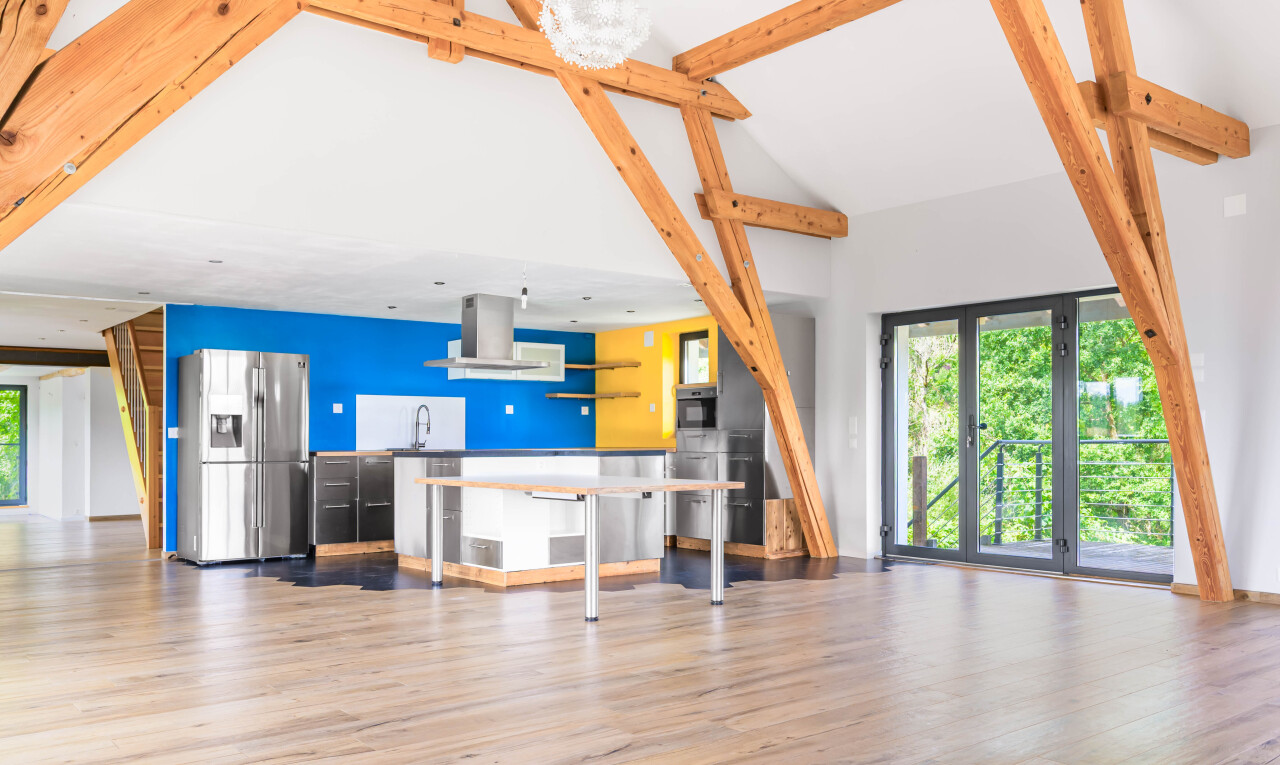 pièce vide avec wood finish floor, sol en finition bois, natural light, lumière naturelle, et drywall