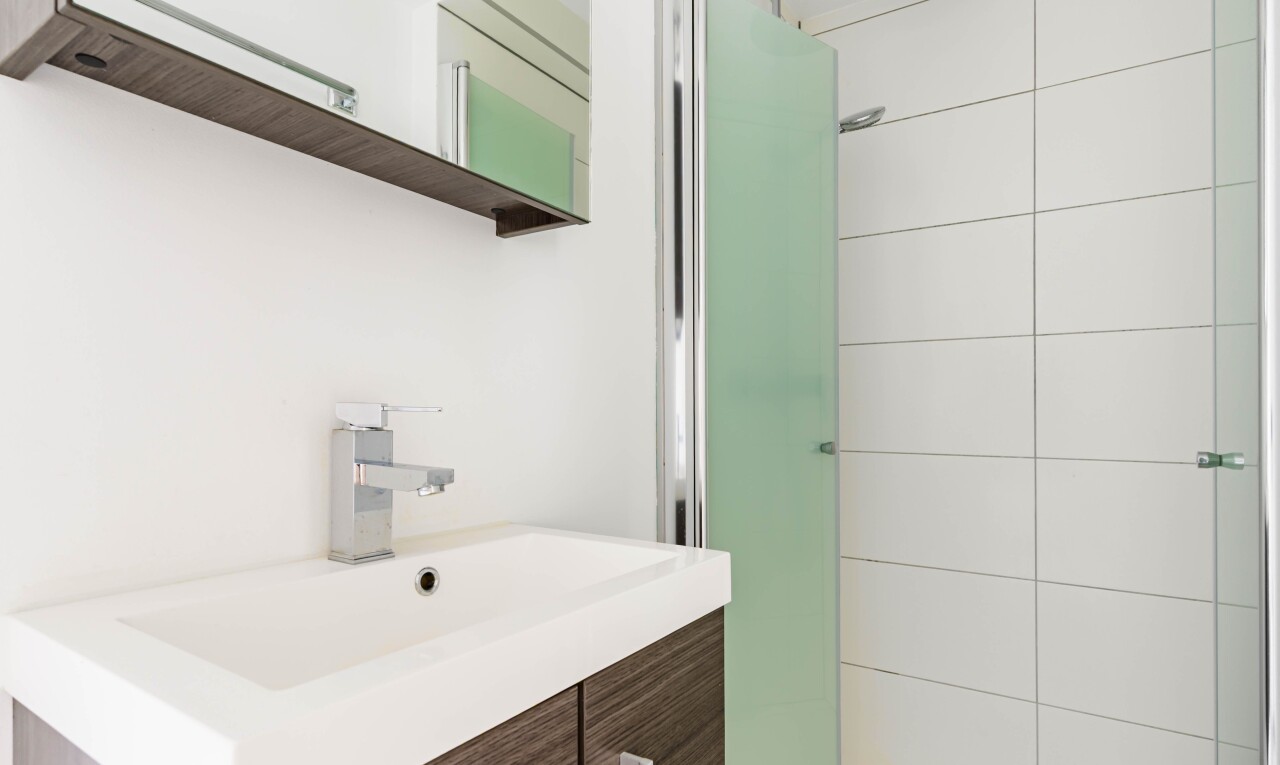 salle de bains avec douche, inside property, salle de bain complète, lavabo (ou coiffeuse selon le contexte), et drywall