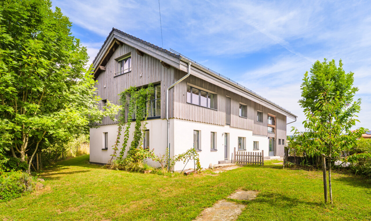 außenansicht mit property visible, vertikale verkleidung, rasen, day time, und brettverschalung