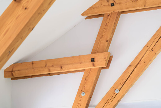 détails avec interior, beamed ceiling, plafond à poutres, drywall, et cloison sèche