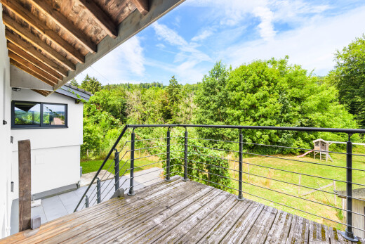terrasse avec from property, day time, balcon, forest view, et vue sur la forêt