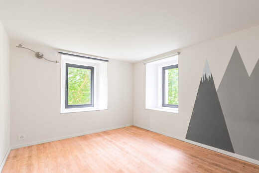 pièce vide avec natural light, lumière naturelle, drywall, cloison sèche, et inside property