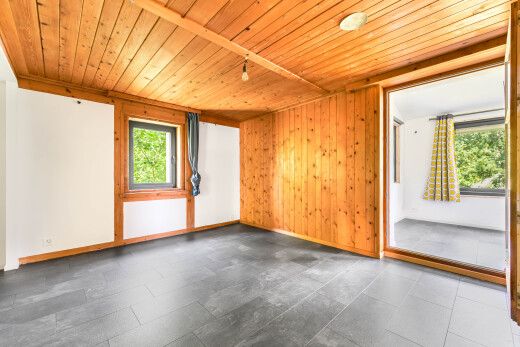 pièce vide avec inside property, wood ceiling, plafond en bois, natural light, et lumière naturelle