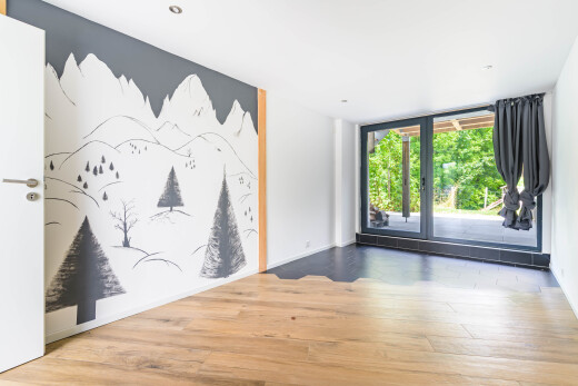 pièce vide avec wood finish floor, sol en finition bois, inside property, drywall, et cloison sèche