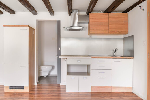 cuisine avec hotte, inside property, wood finish floor, sol en finition bois, et drywall