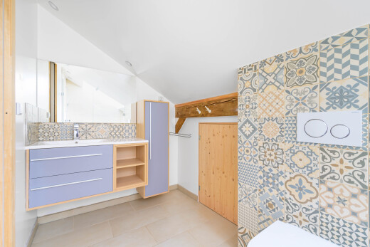salle de bains avec vaulted ceiling, plafond voûté, lavabo (ou coiffeuse selon le contexte), inside property, et miroir