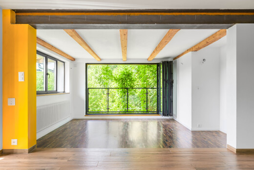 pièce vide avec wood finish floor, sol en finition bois, drywall, cloison sèche, et inside property