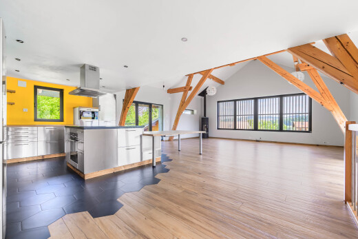 espace intérieur avec natural light, lumière naturelle, inside property, drywall, et cloison sèche
