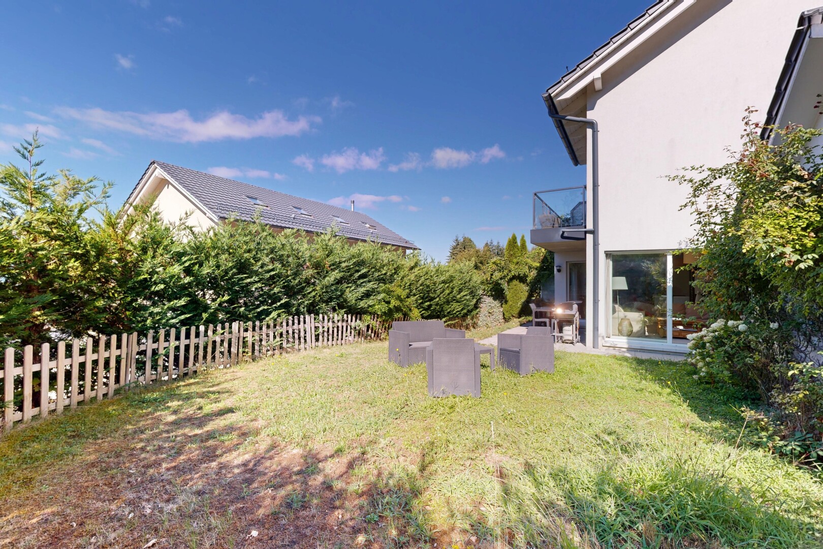 garden featuring a balcony