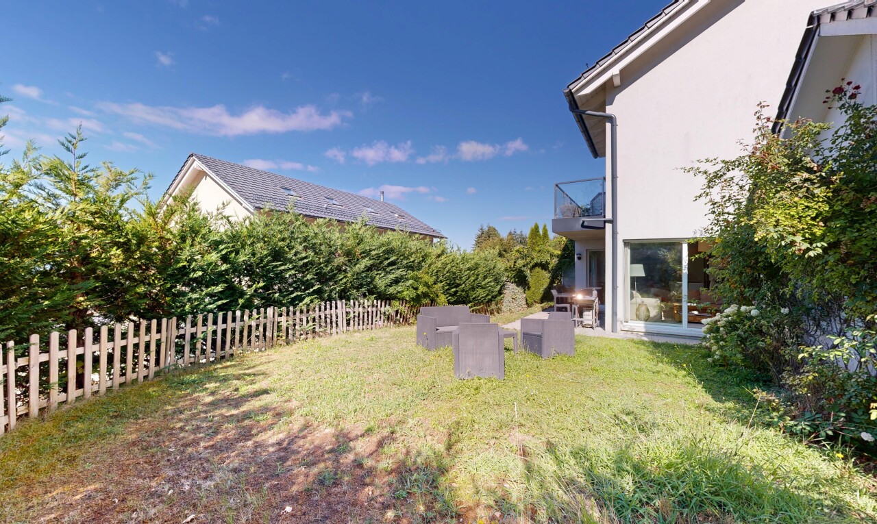 garden featuring a balcony