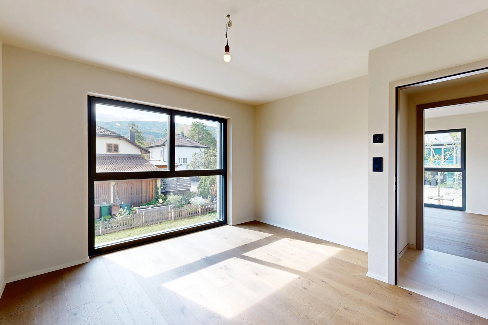 pièce vide avec drywall, cloison sèche, wood finish floor, sol en finition bois, et inside property