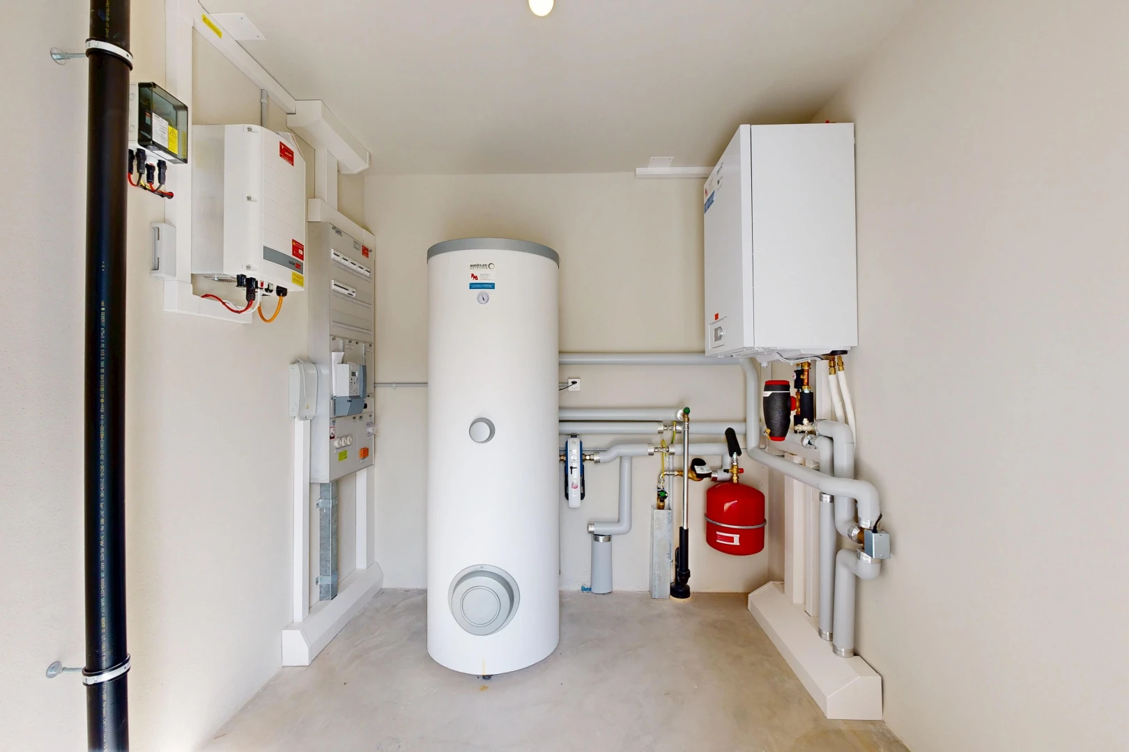 buanderie avec chauffe-eau, inside property, drywall, cloison sèche, et réservoir d'expansion d'eau