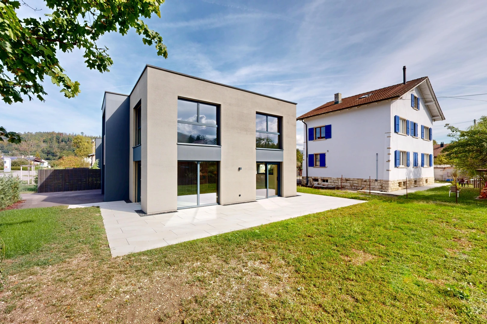 façade avec bardage en stuc, pelouse, property visible, day time, et terrasse