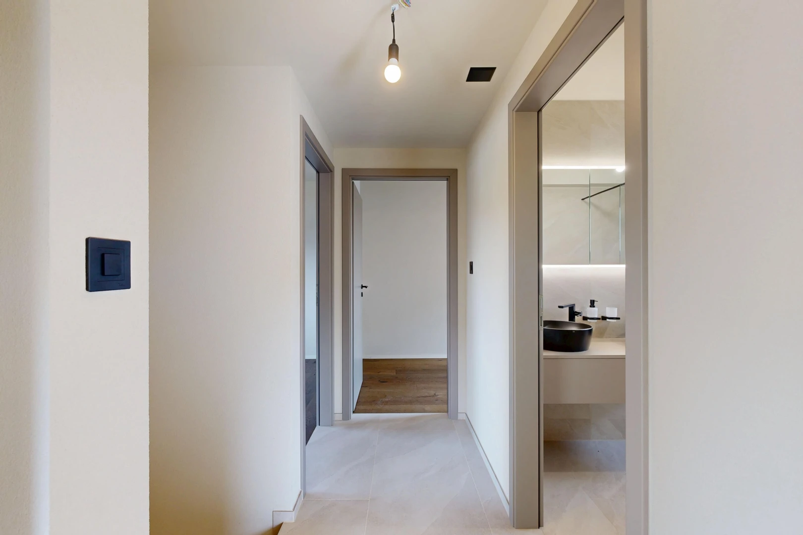 couloir avec drywall, cloison sèche, inside property, light floor, et évier