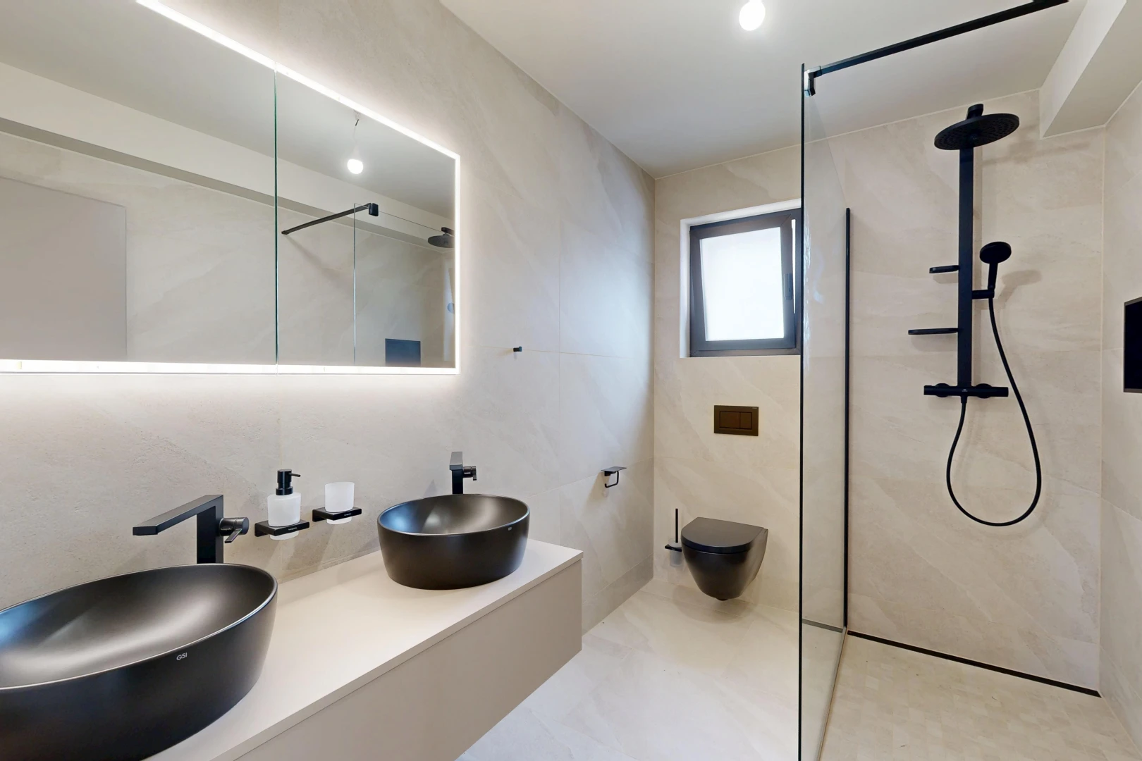 salle de bains avec salle de bain complète, douche, évier, double vasque, et inside property